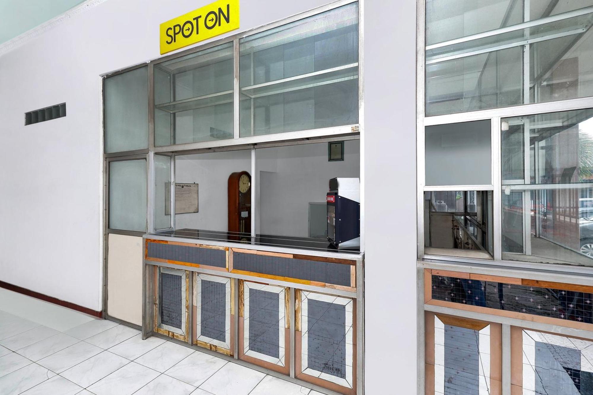 Spot On 2289 Hotel Saudara Tegal  Esterno foto