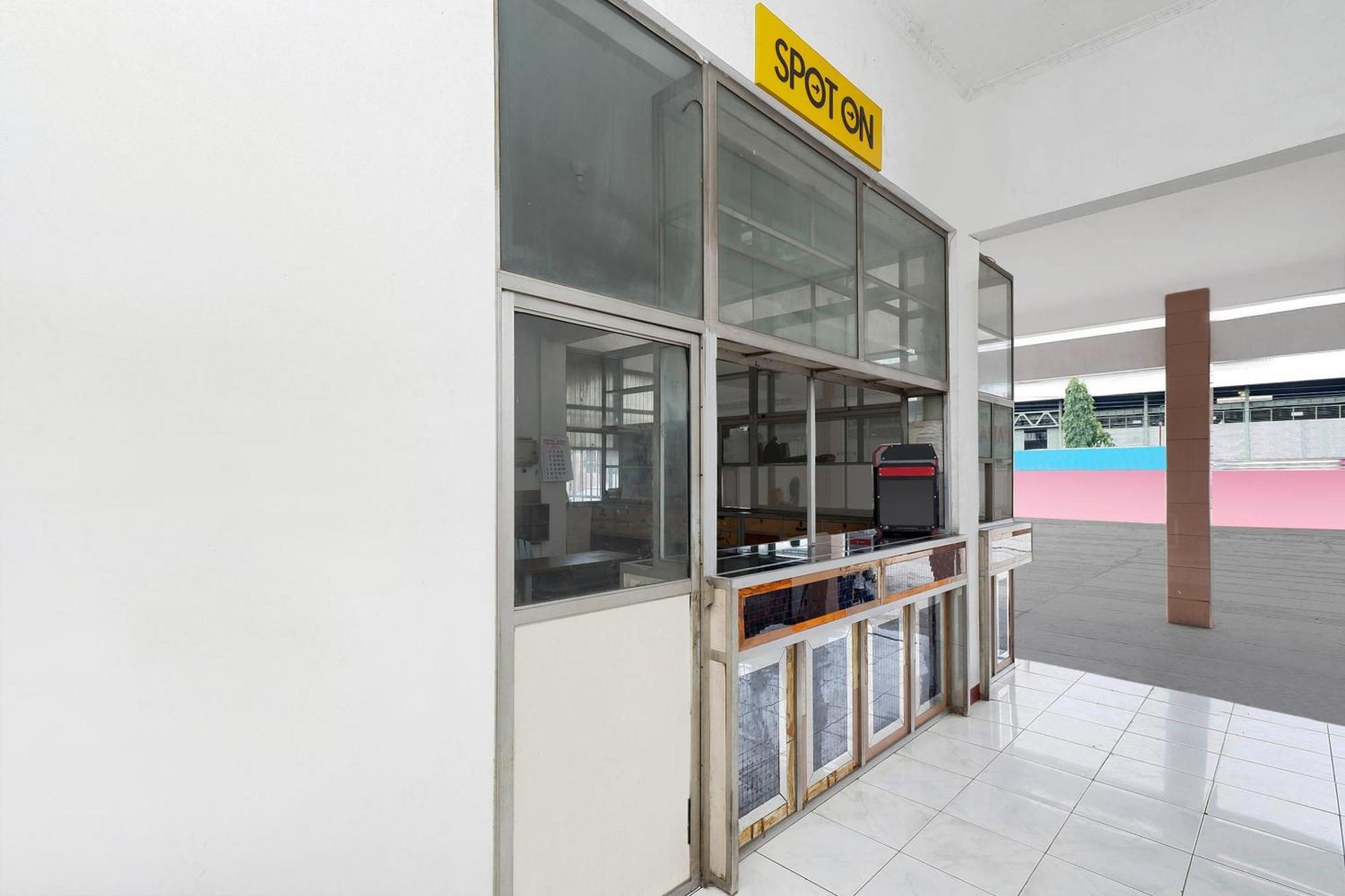 Spot On 2289 Hotel Saudara Tegal  Esterno foto